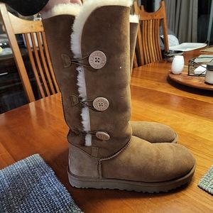 UGG 3 botton tan boots